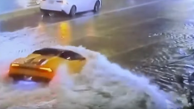 Ούτε η πλημμύρα δεν σταματά τη Lamborghini Huracan!